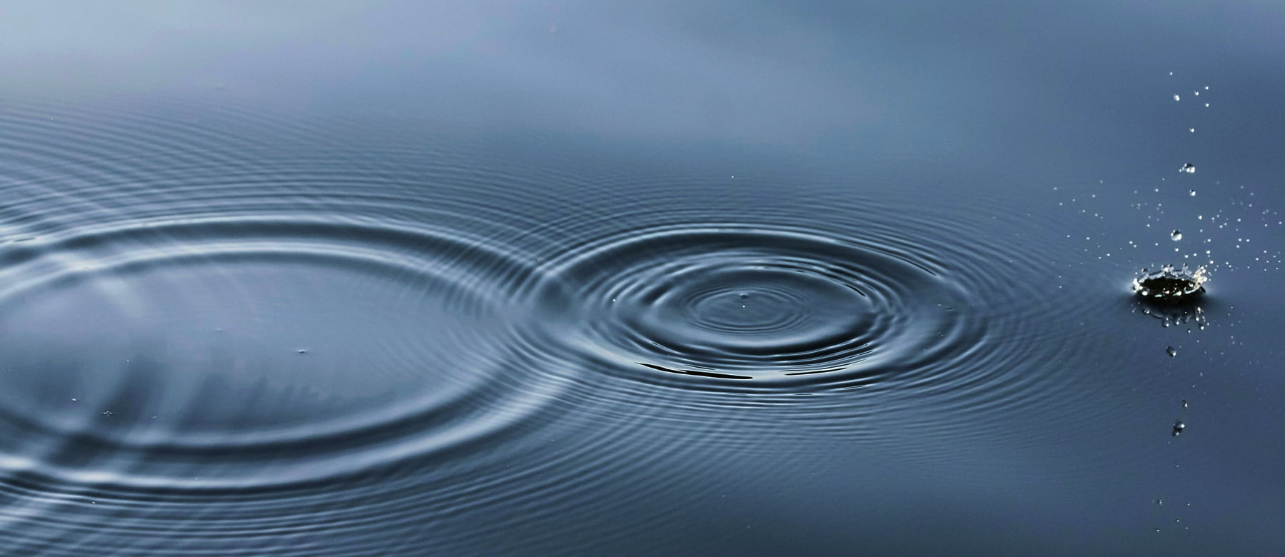 gouttes d'eau sur surface d'eau