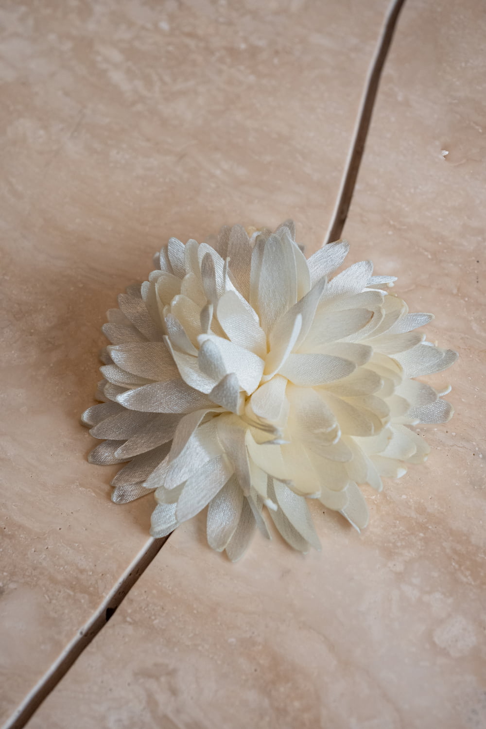 Fleur en tissu couleur blanc nacré