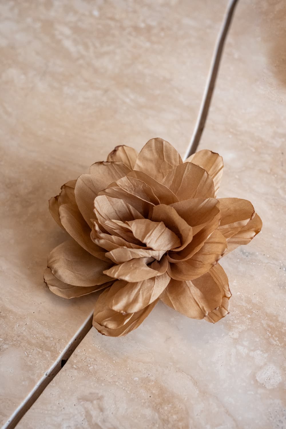 Fleur en tissu couleur beige camel