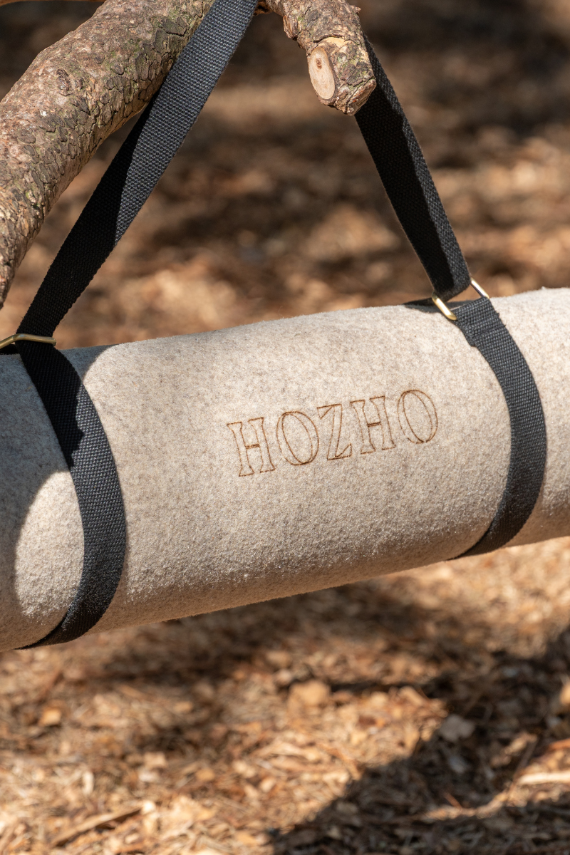 Tapis de Yoga et sa sangle noire en coton bio