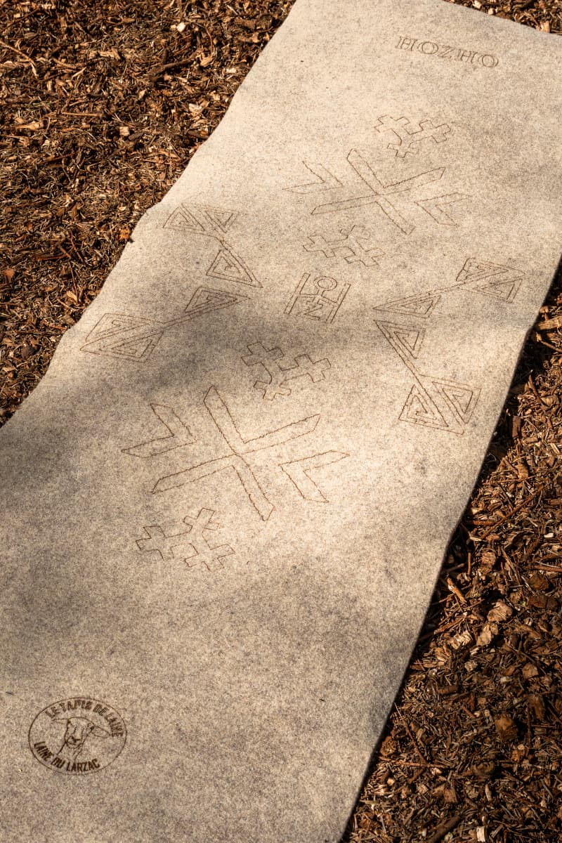 Tapis de Yoga exclusif HOZHO et Tapis de Laine étendu sur sol