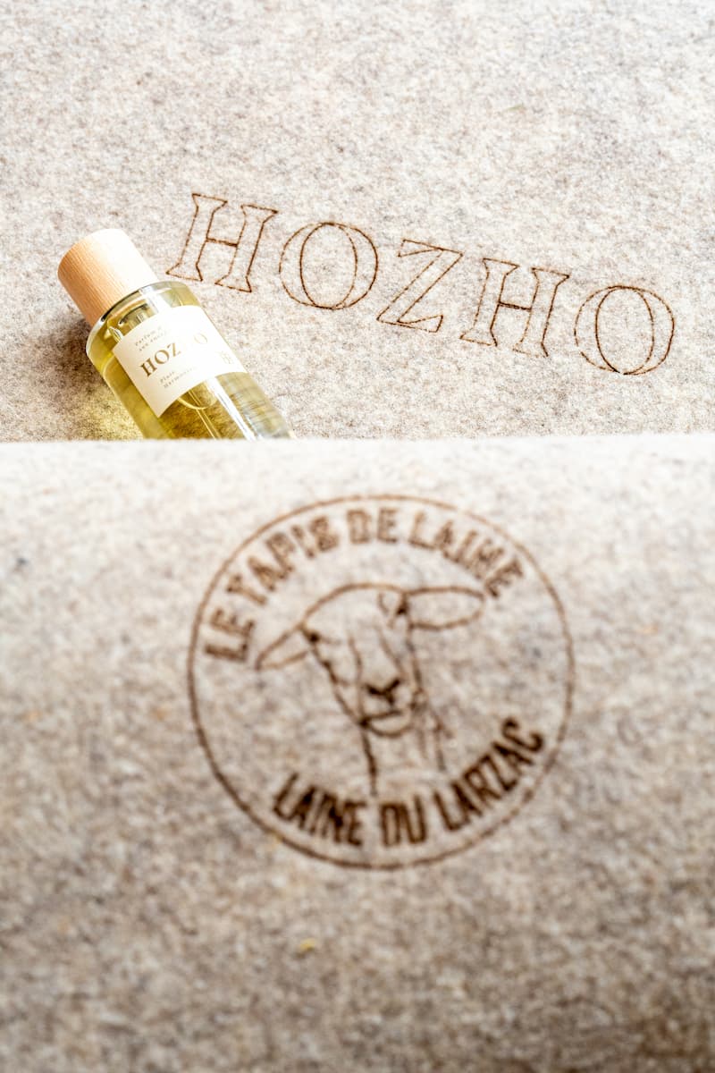 Tapis de Yoga unique siglé HOZHO et Tapis de Laine