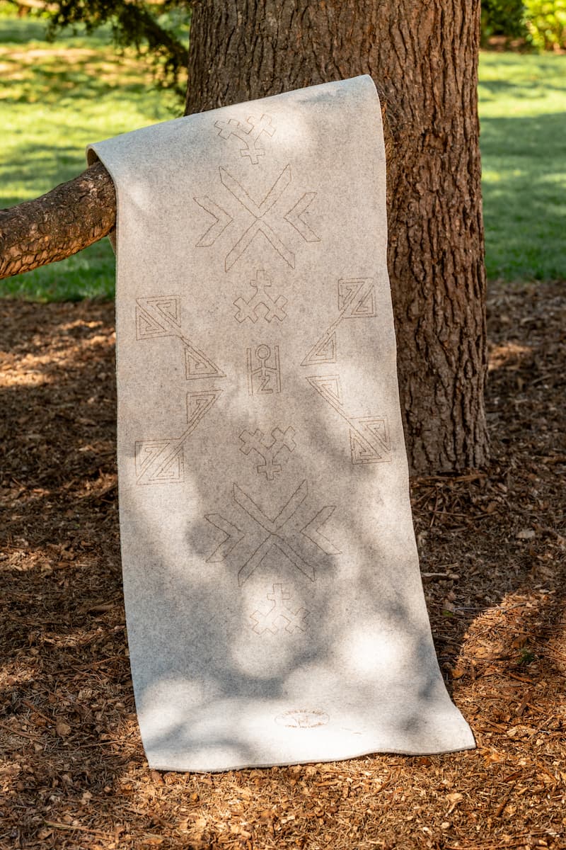 Tapis de Yog HOZHO x Tapis de Laine étendu sur branche d'arbre