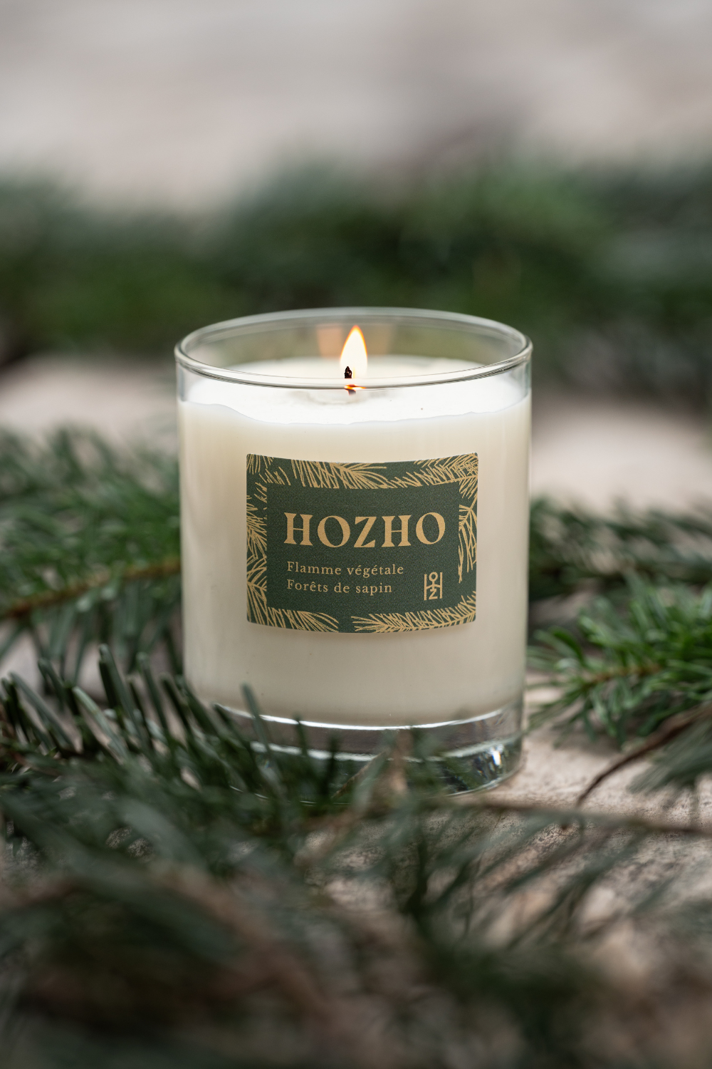 Bougie Forêt de sapin sur une table