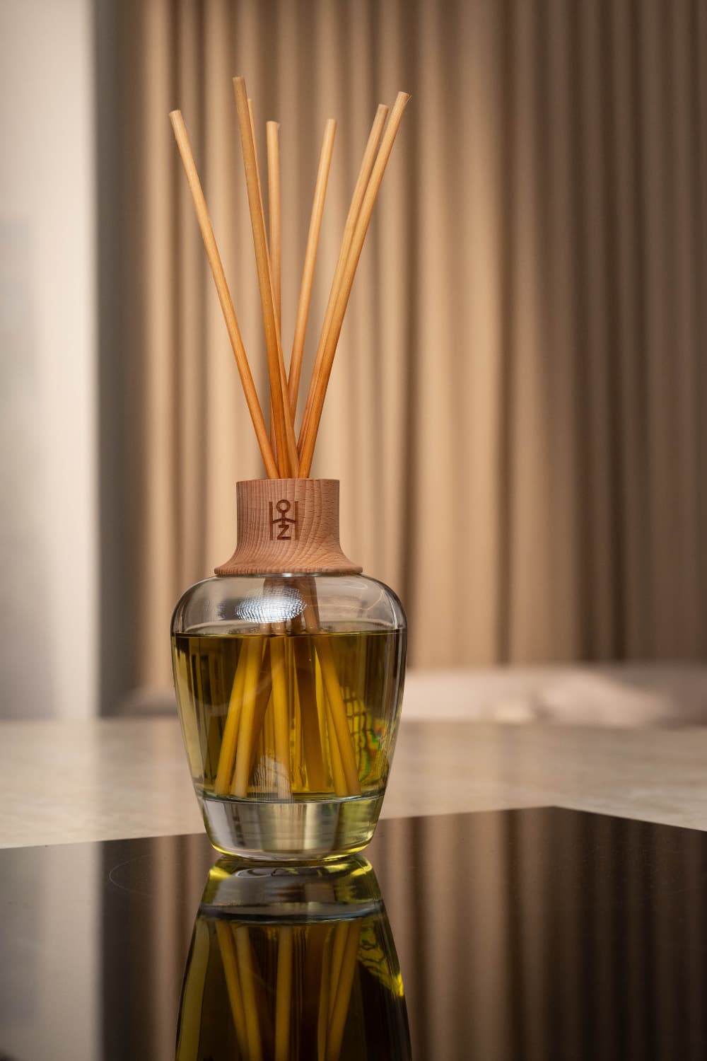 Diffuseur de parfum énergétique harmonisant sur un piano