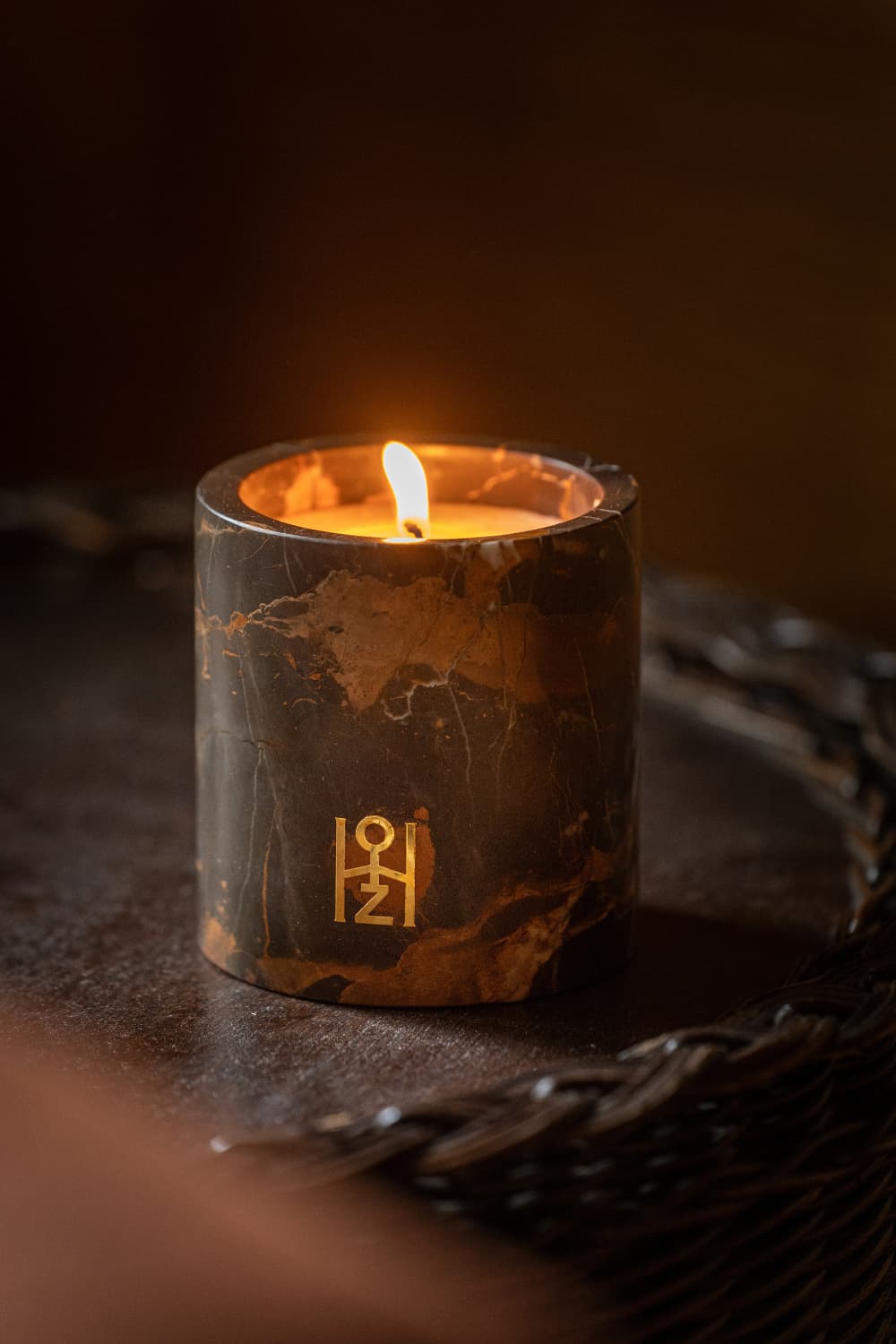 Bougie énergisante pour la maison rechargeable dans son socle de marbre de Portoro