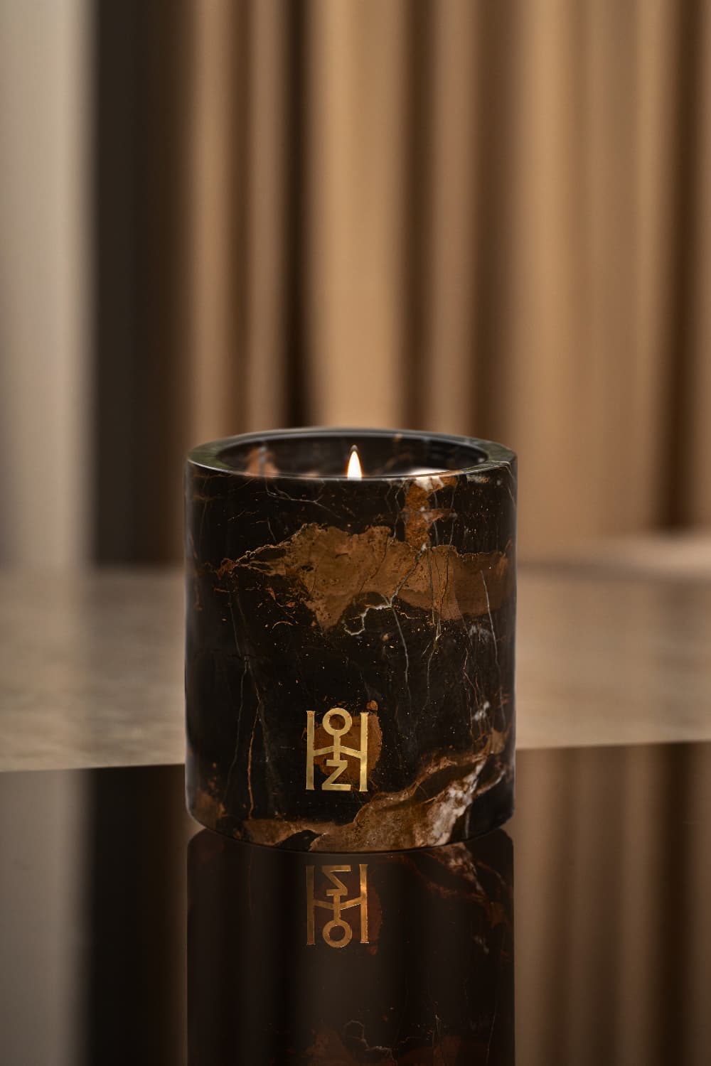 Bougie énergisante pour la maison dans son socle de marbre de Portoro
