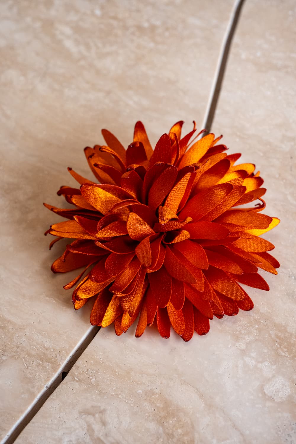 Fleur en tissu couleur orange cuivré