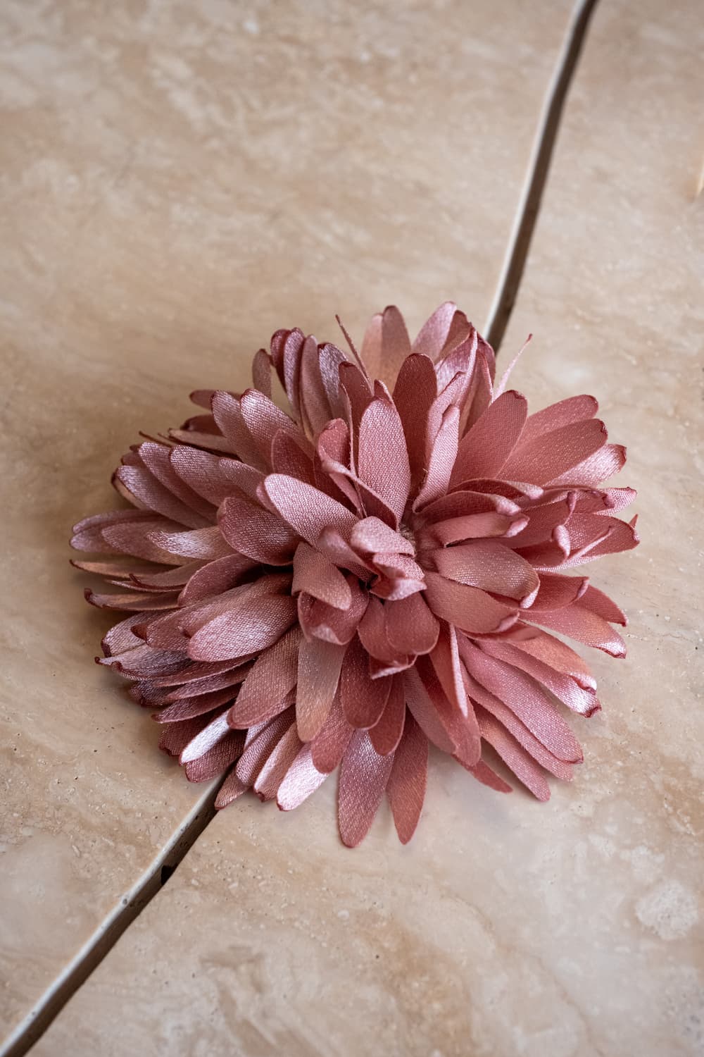 Fleur en tissu couleur rose poudré